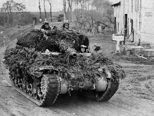 Un chasseur de char américain M-10, camouflé, avance vers le front.
 (Automne 1944)