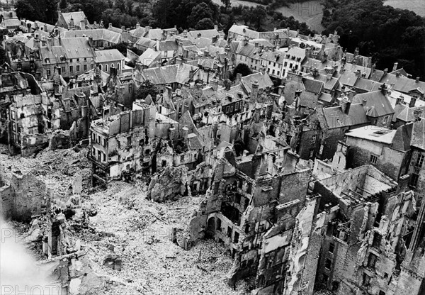 Coutances après la bataille.
 (29 juillet 1944)