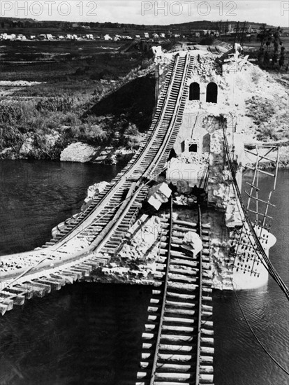 Mantes rail bridge over the Seine river destroyed by the 8th U.S.  Air Force May 28 and July 8, 1944