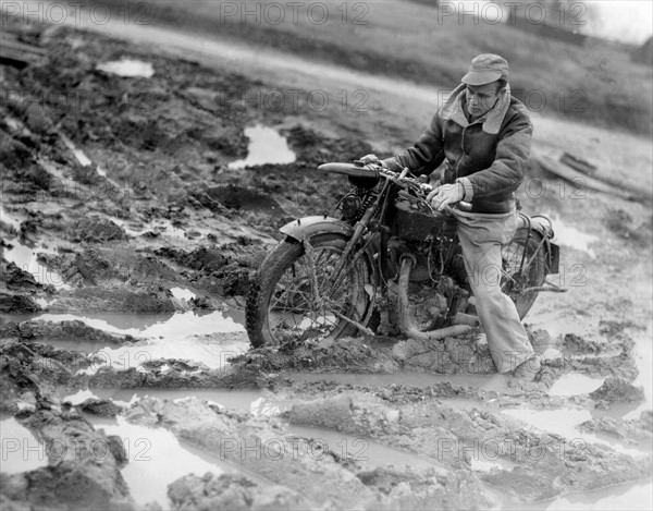 Motocycliste enlisé dans la boue.
(Fin 1944)