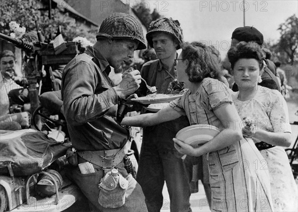 Les troupes américaines dégustent la cuisine bretonne près de Champigne.
 (Eté 1944)