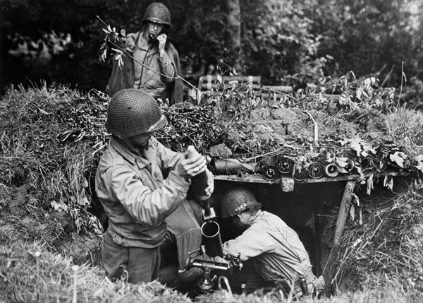 Un peloton de mortiers U.S. en action en Normandie. (Eté 1944)