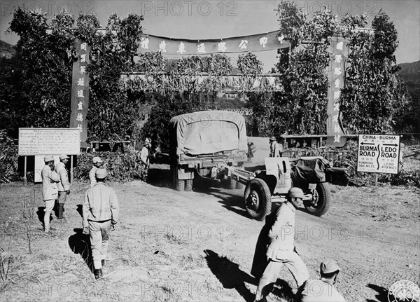 Un convoi passe la frontière chinoise sous une arche de guirlande.
(28 janvier 1945)