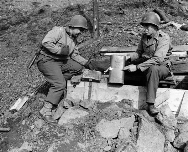 Les hommes du génie américain examinent une charge de destruction allemande au pont de Remagen, en Allemagne.
 (Mars 1945)