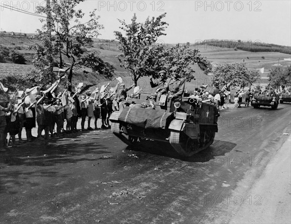 A Pilsen, les troupes téchcoslovaques sont accueillies pour leur retour au pays.
(18 mai 1945)