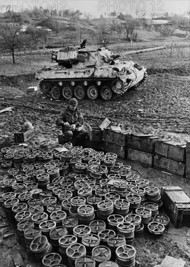 Des mines antichar sont préparées par le génie américain, en allemagne.
 (1945)