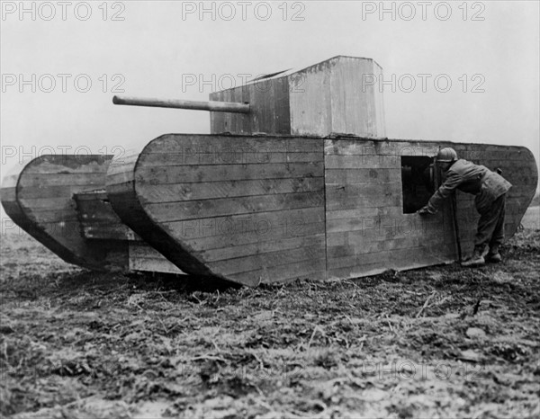 Un char allemand factice trouvé sur une route vers Cologne, en Allemagne. 
(Mars 1945)