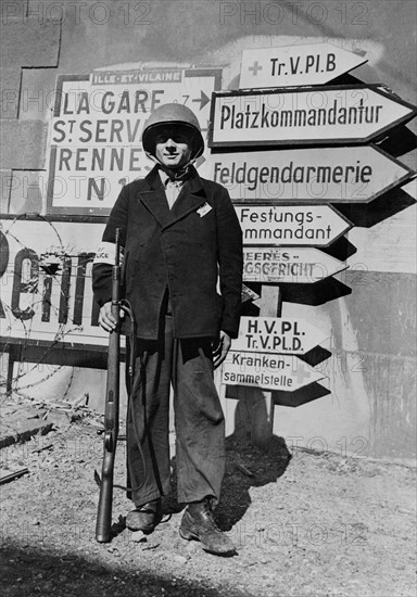 Un soldat français monte la garde à Saint-Malo. 
(Août 1944)