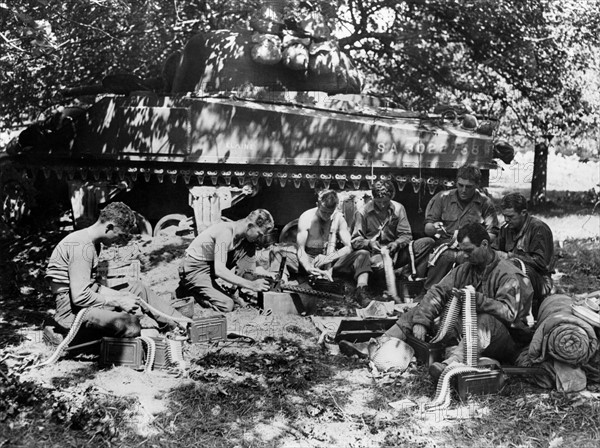 Les tankers américains se préparent au combat en Normandie. 
(Eté 1944)