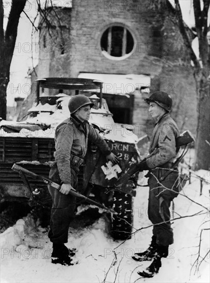 Camion américain récupéré, portant la croix gammée, à Faymonville, en Belgique. 
(Début 1945)