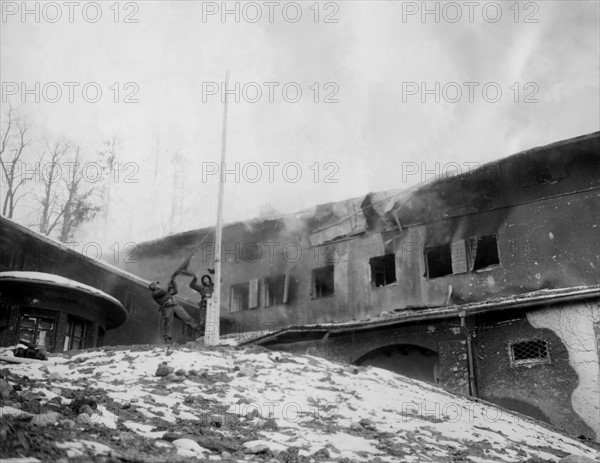 Au "nid d'aigle" d'Hitler, à Berchtesgaden, dans les Alpes bavaroises, des soldats américains font descendre le drapeau nazi.
(4 mai 1945)