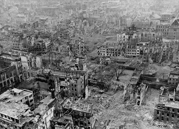 La ville de Cologne, en Allemagne, entièrement dévastée.
 (6 mars 1945)