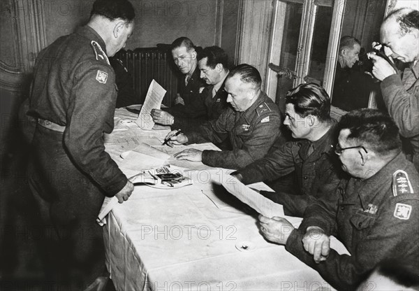 Reddition allemande à Dunkerque.
(9 mai 1945)