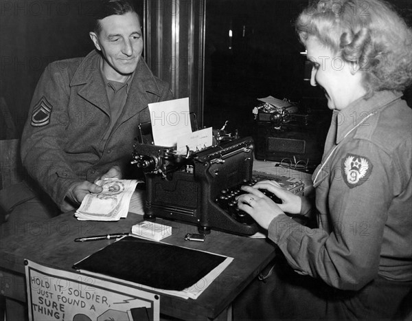Un sergent chanceux de l'U.S. Army achète des "bonds de guerre" à Paris. 
(30 novembre 1944)