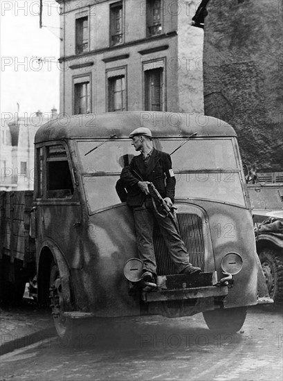 A dreux, un soldat des F.F.I. se met à l'abri.
 (19 août 1944)