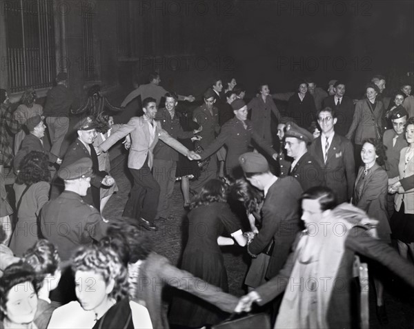 V-E Day, Jour de la victoire, à Paris.
(8 mai 1945)