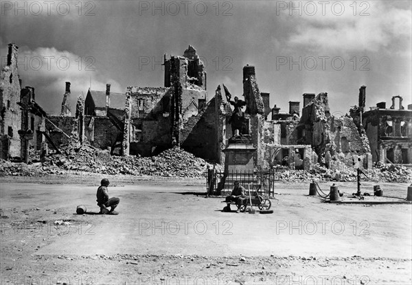 La ville de Montebourg, en Normandie, dévastée.
 (Eté 1944)