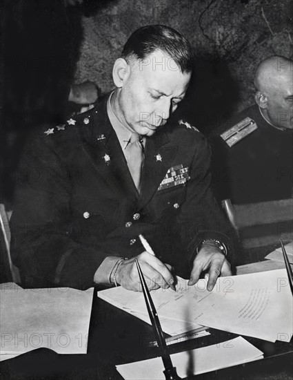 Les termes de la reddition signés à Reims. 
(7 mai 1945)