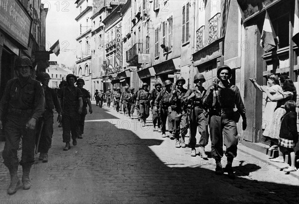 La ville de Laval acclame les troupes américaines.
(6 août 1944)