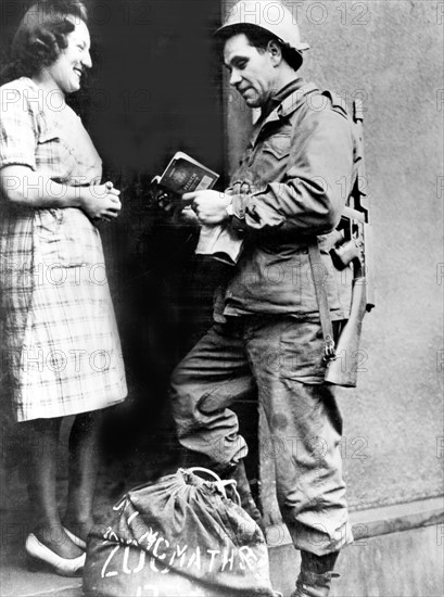 Un sergent de l'US Army essaie de converser en français.
(Automne 1944)