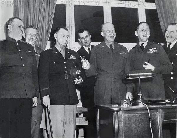 Signature de la reddition sans condition de l'Allemagne à Reims. (7 mai 1945)