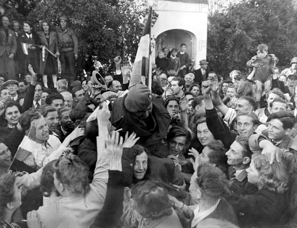 Liberated Luxembourg welcomes Prince Felix  (September 11, 1944)