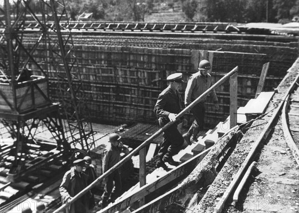 Généraux américains visitant un site de construction de bombes volantes en Normandie,  juillet 1944