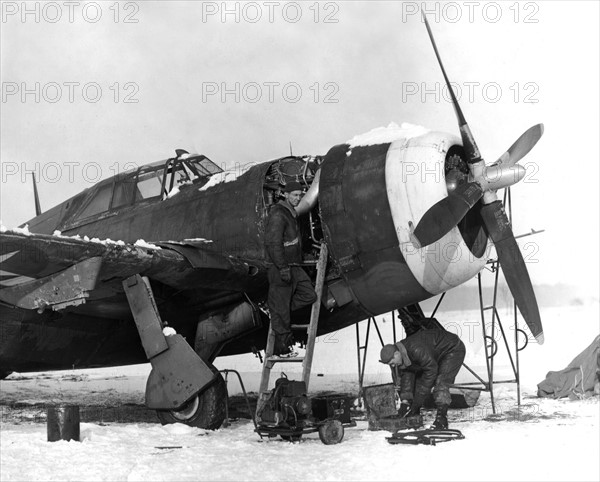 Ground men of the the 1st Tactical Air Force work on a P-47 Thunderbold in France, Janvier 1945