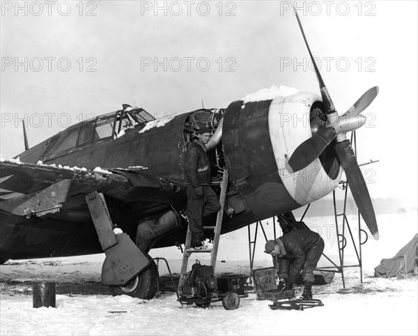 Equipage au sol de la First Tactical Air Force travaillant sur un P-47 Thunderbold en France (janvier1945)