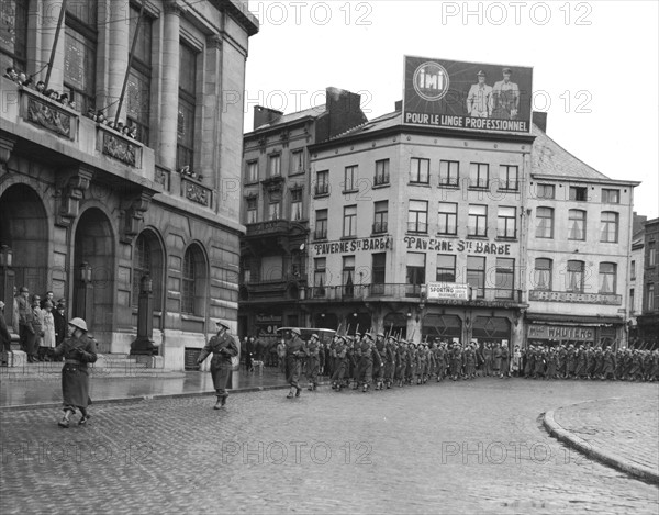 Parade devant l'hôtel de ville de Charleroi, 12 décembre 1944