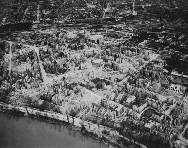 Vue aérienne de Mannheim en ruines,  29 mars 1945