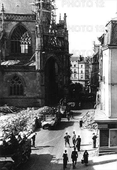 Les habitants d'Alençon accueillent les troupes françaises, 14 août 1944