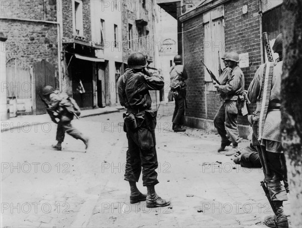 Les troupes américaines se battent à St-Malo, 9 août 1944