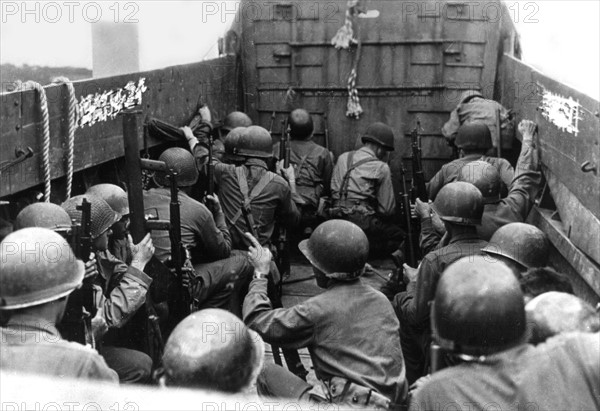 Troupes américaines s'apprêtant à prendre d'assaut Cezembre près de St-Malo,  2 septembre 1944