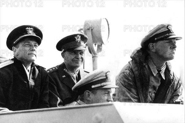 Le général Eisenhower se rend en Normandie,   24 juin 1944