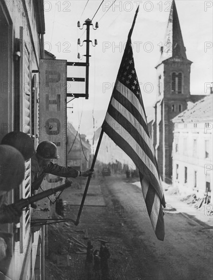 Drapeau américain dans Bitche libéré en Alsace, 16 mars 1945