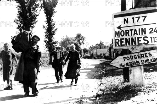 Civils français de retour à Vire, août 1944