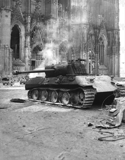 Char allemand abandonné devant la catédrale de Cologne, 6 mars 1945