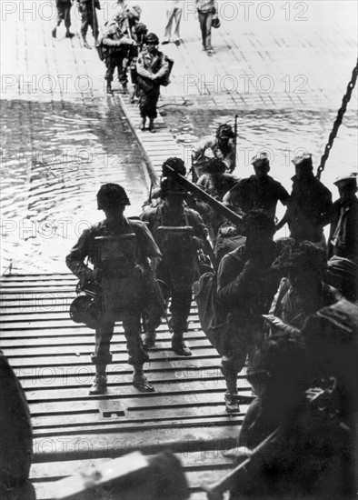 Embarquement d'hommes et de matériel en Angleterre à la veille du 6 juin 1944