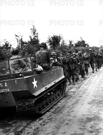 Prisonniers allemands à St-Jean-de-Haye en Normandie, juin 1944