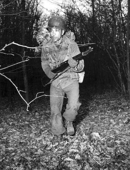 Soldat américain en entraînement de combat en France, 26 février 1945