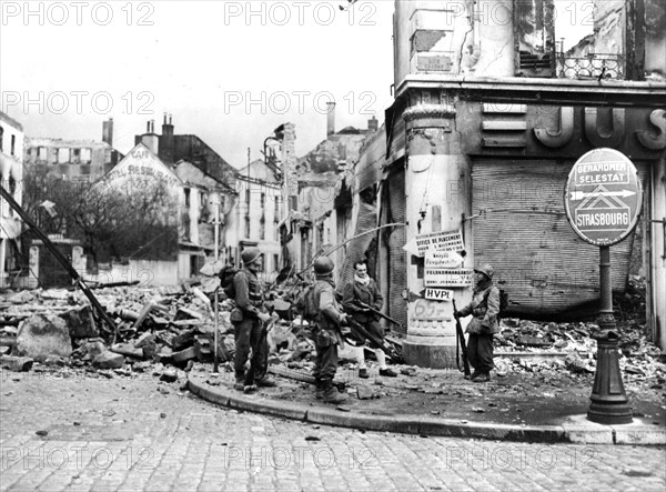 Chasse aux tireurs isolés allemands dans St-Die en ruines, 23 novembre 1944