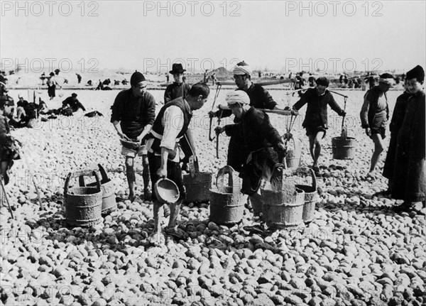 Des ouvriers chinois construisent un terrain d'aviation pour la U.S. Air Force en Chine, 1944