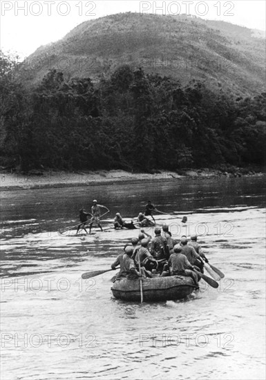 Soldats chinois traversant le fleuve Salween en Chine, 1944