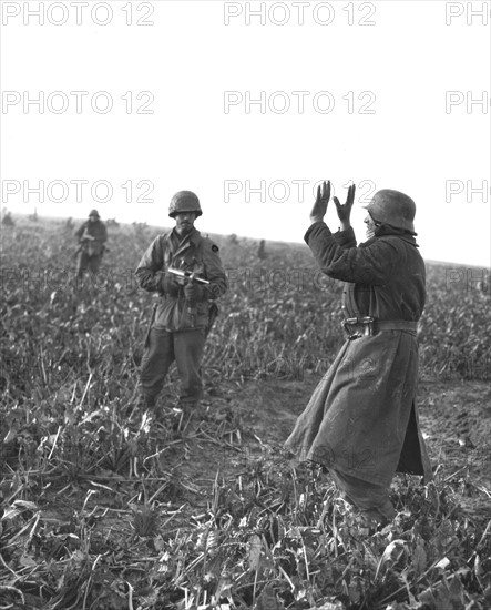 Un soldat allemand se rend près de Beeck, 29 novembre 1944