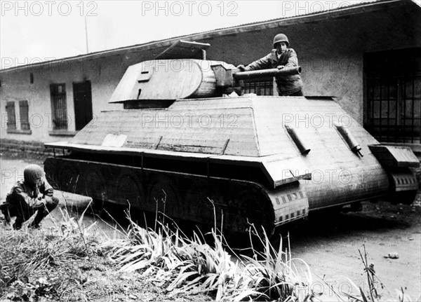 Tank allemand en bois près de Molsheim, automne 1944