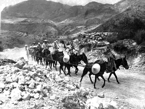 Convoi de matériel sur une piste à Burma, 1944