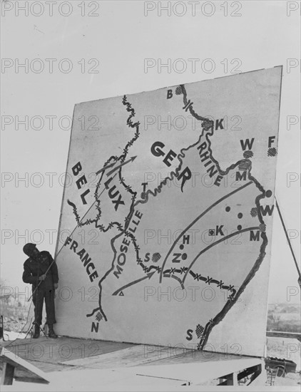 Un général américain montre à ses hommes la stratégie d'attaque, 15 mars 1945