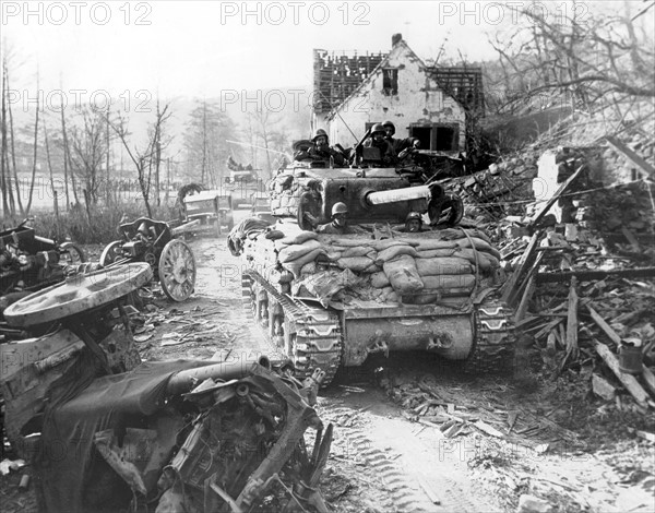 Chars de la 7e armée US traversent Silz, 23 mars 1945