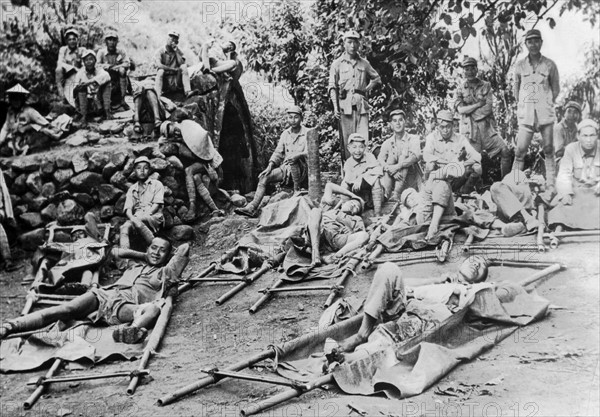 Près du fleuve Salween, pause des soldats chinois blessés, en chemin vers un hôpital, 1944